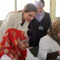 La reine Rania : SOS maman, coquette ou gourmande, elle signe son engagement