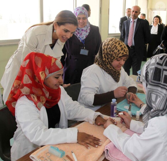 La reine Rania de Jordanie en visite à l'atelier manucure au centre d'apprentissage VTC de Marka, le 19 mars 2012. Deux jours plus tard, elle se déplaçait au centre SOS Children's Village d'Amman, le 21 mars 2012, jour de la Fête des Mères.