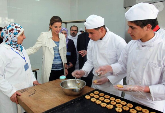 La reine Rania de Jordanie découvre l'atelier cuisine du centre d'apprentissage VTC de Marka, le 19 mars 2012. Deux jours plus tard, elle se déplaçait au centre SOS Children's Village d'Amman, le 21 mars 2012, jour de la Fête des Mères.
