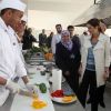 Rania de Jordanie découvre l'atelier cuisine du centre d'apprentissage VTC de Marka, le 19 mars 2012. Deux jours plus tard, elle se déplaçait au centre SOS Children's Village d'Amman, le 21 mars 2012, jour de la Fête des Mères.