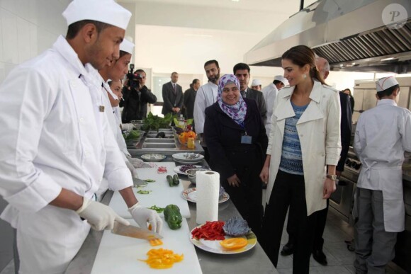 Rania de Jordanie découvre l'atelier cuisine du centre d'apprentissage VTC de Marka, le 19 mars 2012. Deux jours plus tard, elle se déplaçait au centre SOS Children's Village d'Amman, le 21 mars 2012, jour de la Fête des Mères.