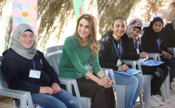 La reine Rania de Jordanie en janvier 2012 dans un centre Madrasati.
