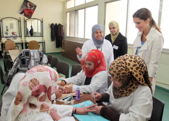 La reine Rania de Jordanie en visite à l'atelier manucure au centre d'apprentissage VTC de Marka, le 19 mars 2012. Deux jours plus tard, elle se déplaçait au centre SOS Children's Village d'Amman, le 21 mars 2012, jour de la Fête des Mères.