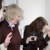 La duchesse Camilla Parker Bowles a braqué une arme sur la princesse Mary de Danemark, le 27 mars 2012. C'était sur le plateau de The Killing, et il s'agissait d'un pistolet factice.