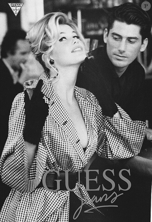 Claudia Schiffer pulpeuse à souhait sur une ancienne campagne Guess