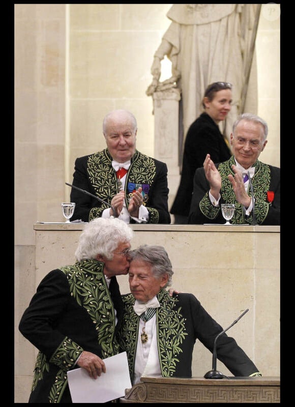 Jean-Jacques Annaud et Roman Polanski lors de l'installation de Jean-Jacques Annaud au sein de l'Académie des Beaux-Arts à Paris le 28 mars 2012