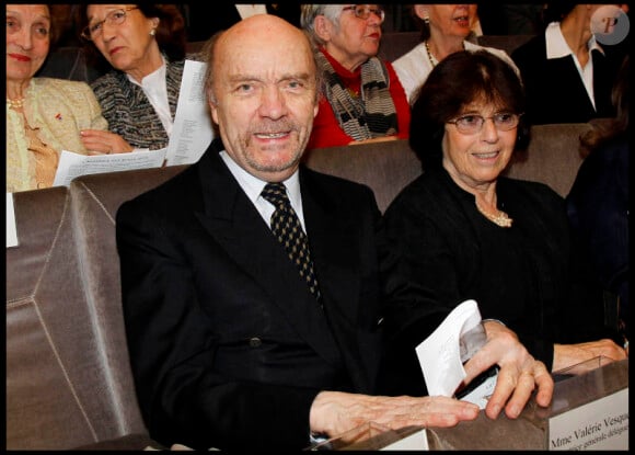Jean-Paul Rappeneau et sa femme lors de l'installation au sein de l'Académie des Beaux-Arts à Paris le 28 mars 2012 de Jean-Jacques Annaud