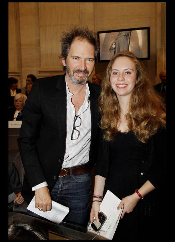 Christopher Thompson et Anna Bruckner lors de l'installation au sein de l'Académie des Beaux-Arts à Paris le 28 mars 2012 de Jean-Jacques Annaud