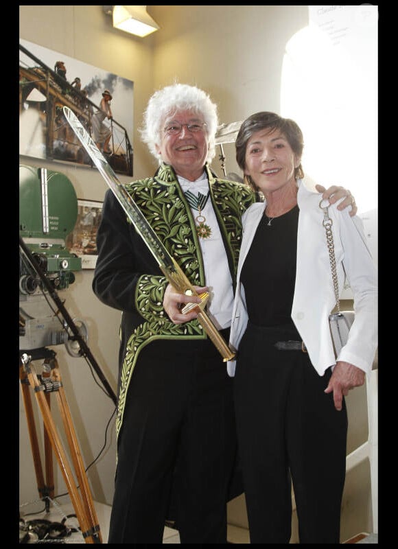 Jean-Jacques Annaud et sa femme lors de son installation au sein de l'Académie des Beaux-Arts à Paris le 28 mars 2012