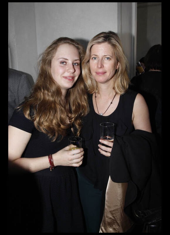 Caroline Thompson et sa fille Anna lors de l'installation de Jean-Jacques Annaud au sein de l'Académie des Beaux-Arts à Paris le 28 mars 2012