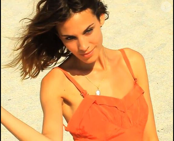 Alexa Chung, superbe sur une plage à Miami lors du shooting de la nouvelle campagne Superga.