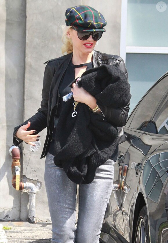 Gwen Stefani, stylée, se rend aux studios South Music & Sound Design à Santa Monica pour finaliser le nouvel album de No Doubt. Le 28 mars 2012.