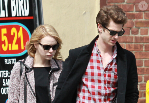 Emma Stone et Andrew Garfield se promenant à New York le 28 mars 2012 : lunettes noires et look à la cool