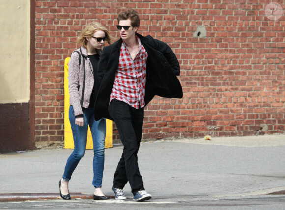 Emma Stone et Andrew Garfield se promenant à New York le 28 mars 2012 : des amoureux dans le vent