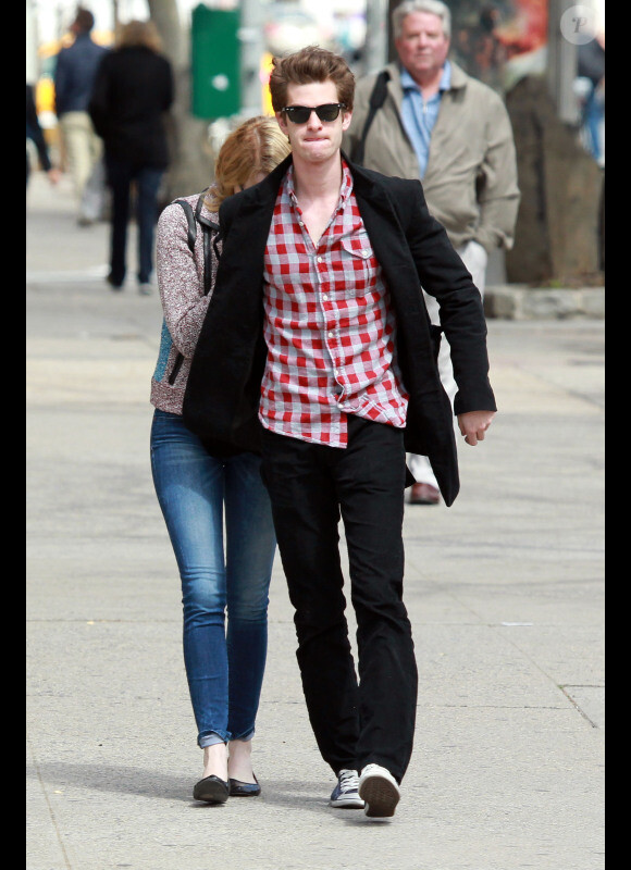Emma Stone et Andrew Garfield se promenant à New York le 28 mars 2012 : ils se sont rencontrés sur le tournage de The Amazing Spider-Man