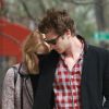 Emma Stone et Andrew Garfield se promenant à New York le 28 mars 2012 : les amoureux de la Grosse Pomme