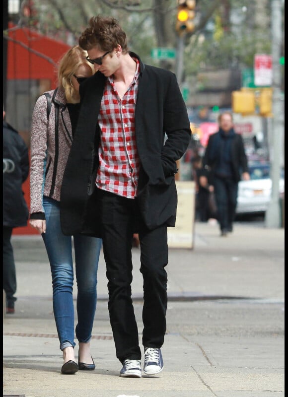 Emma Stone et Andrew Garfield se promenant à New York le 28 mars 2012 : les amoureux de la Grosse Pomme