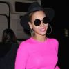 La maman superstar Beyoncé, d'humeur joyeuse, fait la démonstration son bien-être dans son look haut en couleur, avec un sweater rose, une jupe Etro et des escarpins cloutés noirs. New York, le 29 mars 2012.