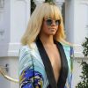 Rihanna, à la sortie de l'hôtel Mandarin à Londres, prouve son amour pour les créations de Stella McCartney avec un superbe blazer à l'imprimé psychédélique, issue de la collection Evening automne 2012. Le 29 mars 2012.