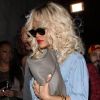 Rihanna à Hollywood, stylée, se rendait à la soirée dans la discothèque Las Palmas. La chanteuse-actrice de 24 ans portait une paire de Ray-Ban Wayfarer, une chemise en chemise, un jean à l'imprimé floral et des talons Alexander Wang. Le 24 mars 2012.