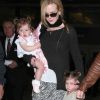 Nicole Kidman, très aimante, et son mari Keith Urban sortent de l'aéroport de Los Angeles avec leurs filles le 29 mars 2012