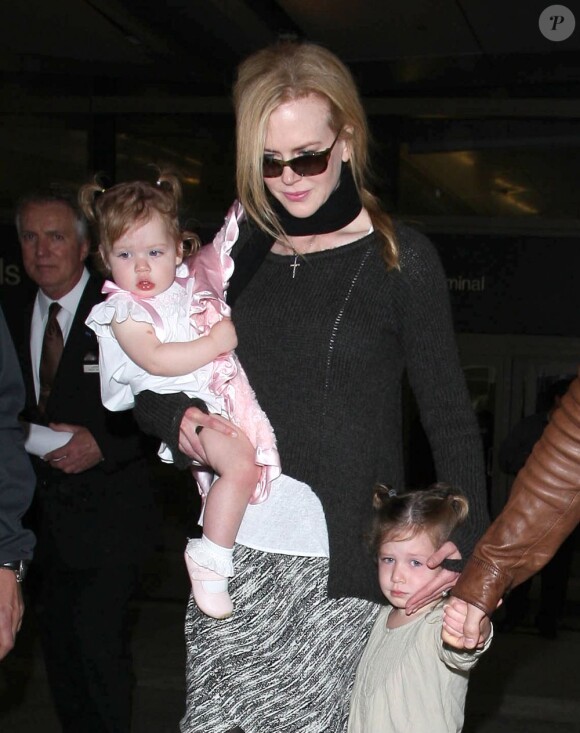 Nicole Kidman, très aimante, et son mari Keith Urban sortent de l'aéroport de Los Angeles avec leurs filles le 29 mars 2012