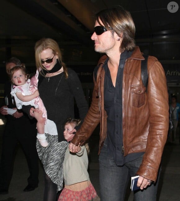 Nicole Kidman, maman aimante, et son mari Keith Urban sortent de l'aéroport de Los Angeles avec leurs filles le 29 mars 2012