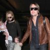 Fatigués mais souriants, Nicole Kidman et son mari Keith Urban sortent de l'aéroport de Los Angeles avec leurs filles le 29 mars 2012