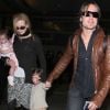 En famille, Nicole Kidman et son mari Keith Urban sortent de l'aéroport de Los Angeles avec leurs filles le 29 mars 2012