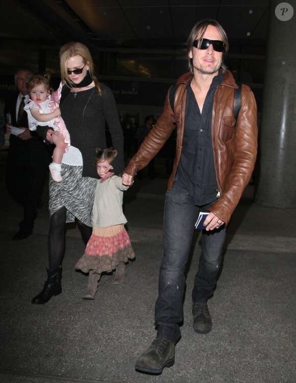 En famille, Nicole Kidman et son mari Keith Urban sortent de l'aéroport de Los Angeles avec leurs filles le 29 mars 2012