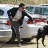Orlando Bloom a bien du mal à retenir son chien le 30 mars 2012 avant de partir en promenade nature avec son fils Flynn du côté de Runyon Park Canyon au nord de Los Angeles