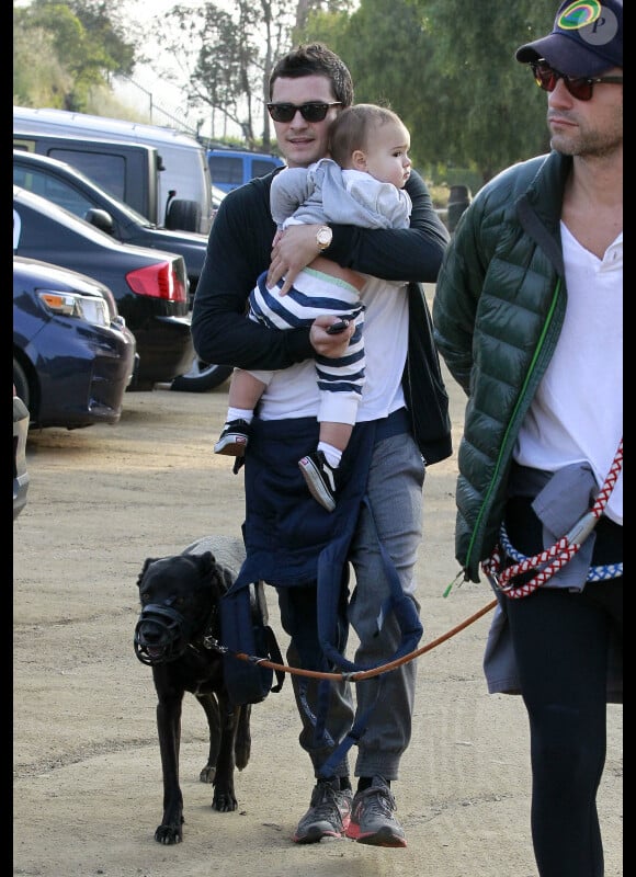 Orlando Bloom le 30 mars 2012 s'offre une promenade nature avec son fils Flynn bien calé dans ses bras et le chien du côté de Runyon Park Canyon au nord de Los Angeles