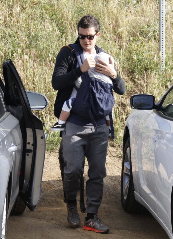 Orlando Bloom joue les pères protecteurs le 30 mars 2012  avec son fils Flynn du côté de Runyon Park Canyon au nord de Los Angeles