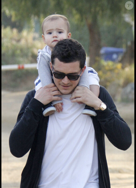 Orlando Bloom le 30 mars 2012 s'offre une promenade nature avec son fils Flynn du côté de Runyon Park Canyon au nord de Los Angeles