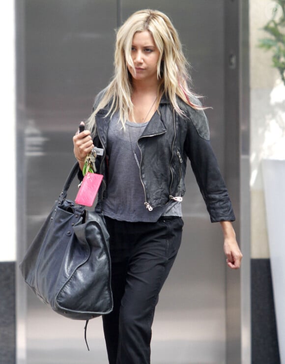 Ashley Tisdale se promène dans les rues de Los Angeles, le vendredi 30 mars 2012.