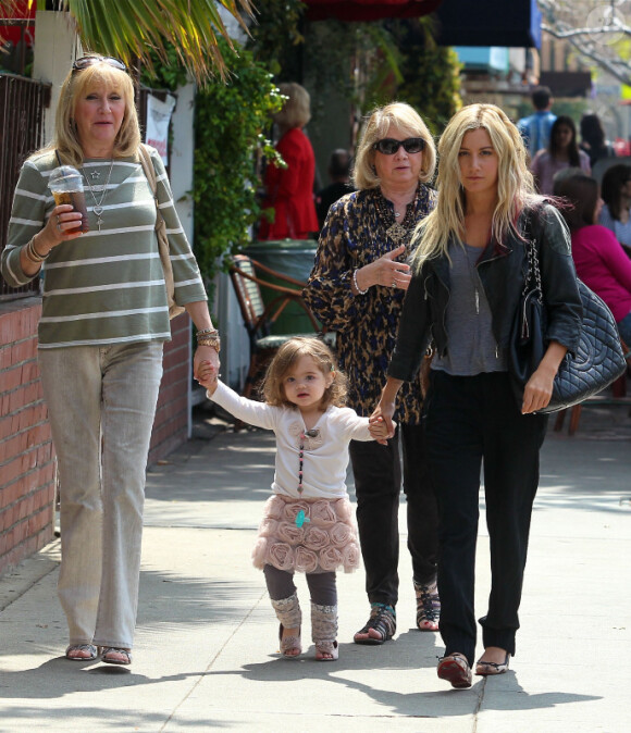 Ashley Tisdale et sa famille se promènent à Los Angeles, le vendredi 30 mars 2012.