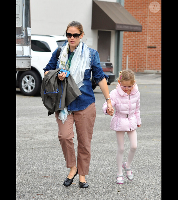 Jennifer Garner emmène sa fille Violet à son cours de danse, le 1er avril 2012 à Los Angeles