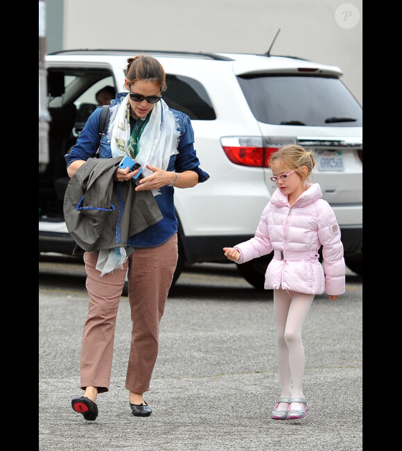 Jennifer Garner emmène sa fille Violet à son cours de danse, le 1er avril 2012 à Los Angeles
