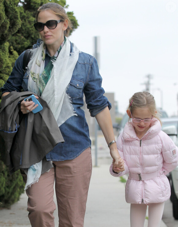 Jennifer Garner, cachant ses rondeurs, emmène sa fille Violet à son cours de danse, le 1er avril 2012 à Los Angeles