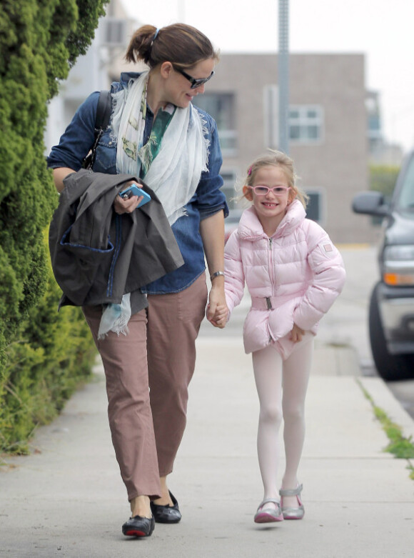 Jennifer Garner, cachant ses rondeurs, emmène sa fille Violet à son cours de danse, le 1er avril 2012 à Los Angeles. Celle-ci a un petit souci avec son collant.