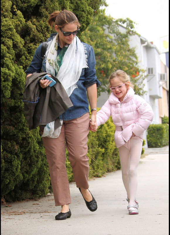 Jennifer Garner, cachant ses rondeurs, emmène sa fille Violet à son cours de danse, le 1er avril 2012 à Los Angeles