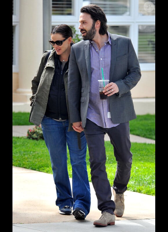 Jennifer Garner et Ben Affleck sortent d'une réunion scolaire pour leur fille Violet, le 30 mars 2012 à Los Angeles