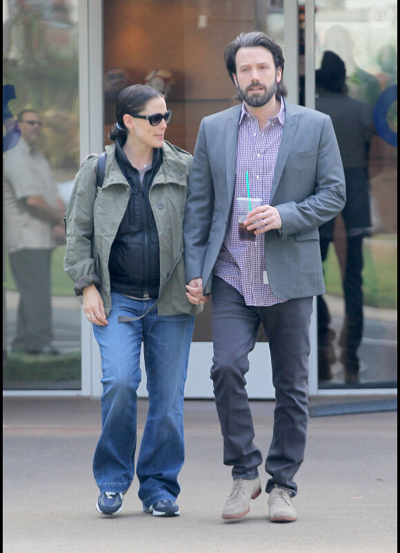 Jennifer Garner et Ben Affleck, toujours aussi simples, sortent d'une réunion scolaire pour leur fille Violet, le 30 mars 2012 à Los Angeles