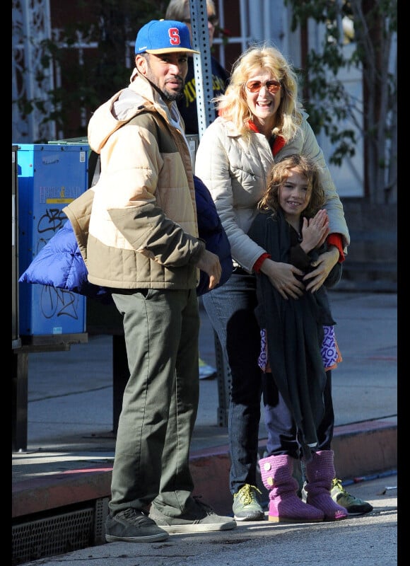 Laura Dern et Ben Harper complices lors d'une balade en famille avec leur fille à Los Angeles. Mars 2012