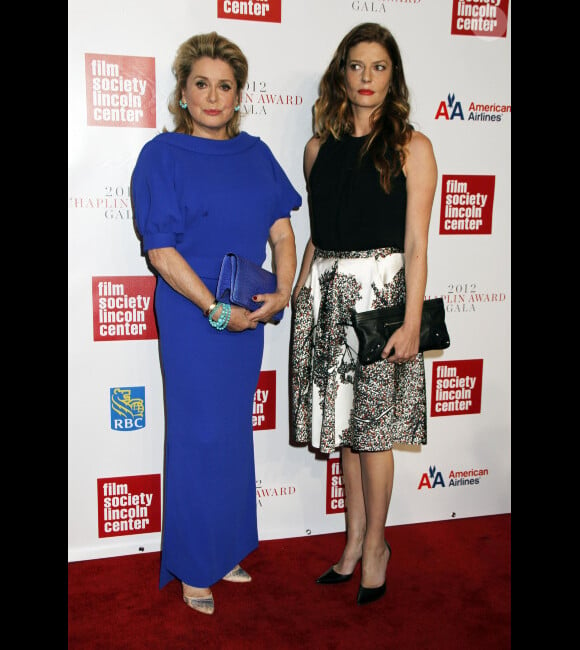 Catherine Deneuve est honorée au Chaplin Gala Award, devant sa fille Chiara Mastroianni le 2 avril 2012 à New York.