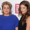 Catherine Deneuve est honorée au Chaplin Gala Award, devant sa fille Chiara Mastroianni le 2 avril 2012 à New York.