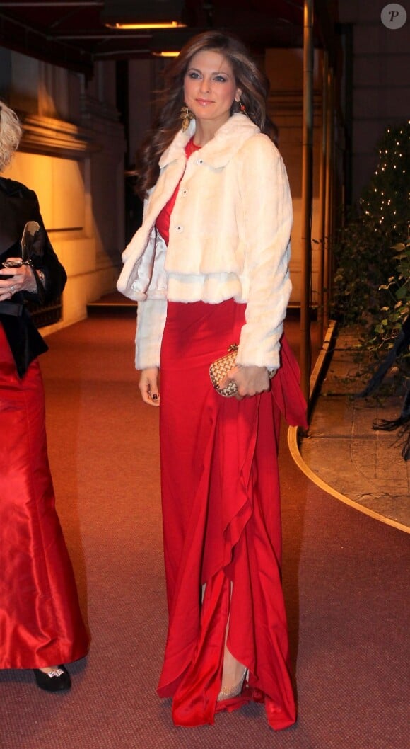 La princesse Madeleine de Suède lors du bal de Noël de la Société américano-suédoise à New York, le 2 décembre 2011.
En mars 2012, la fille du roi Carl XVI Gustaf de Suède a tenté de répondre aux interrogations concernant ses activités et l'argent que lui verse la Suède.