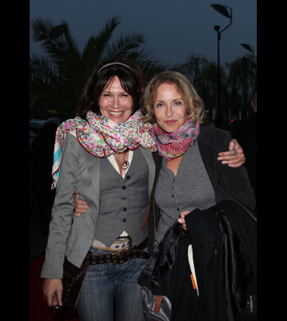 Clémentine Célarié et Fanny Cottençon posent lors du Festival 2 Cinéma, à Valenciennes, le mercredi 4 avril 2012.