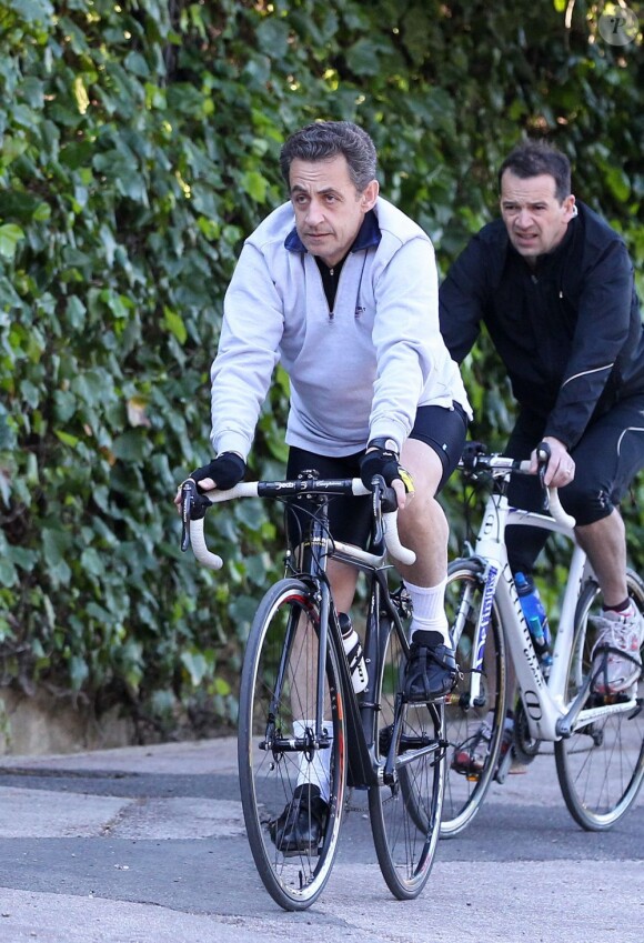 Nicolas Sarkozy s'offre une pause sportive aux alentours du Cap-Nègre, propriété familiale de son épouse Carla. 8 avril 2012