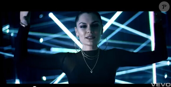 Jessie J entourée de lasers dans le clip de Laserlight